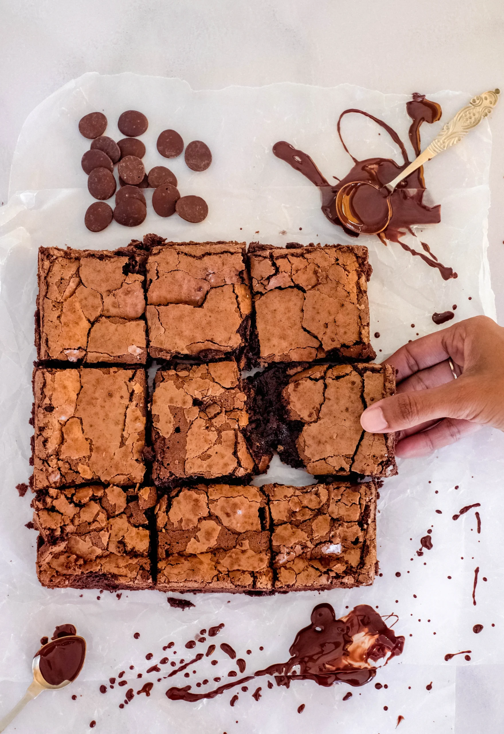 Brownie húmedo con costra brillante